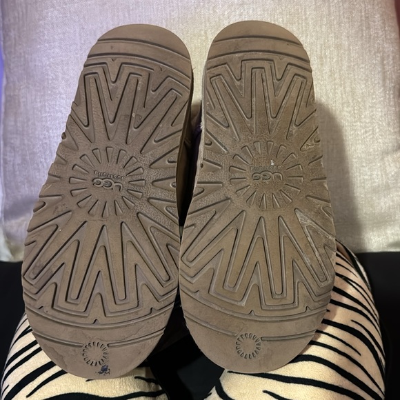 Girls UGG Bailey Button Boots Big Kids Size 4.  Tan color - Picture 6 of 9